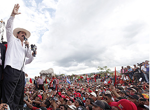 O ex-presidente de Honduras, Manuel Zelaya, volta ao país após ficar exilado por dois anos depois de ser deposto