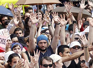 Jovens espanhóis fazem manifestação em praça de Madri. País vive intensa crise econômica, com 45% da população jovem desempregada