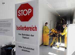 Imagem mostra zona de isolamento de hospital UKE, em Hamburgo; surto de bactéria já matou 19 pessoas na Europa