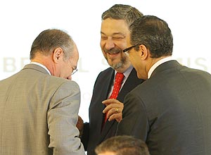 Ministro Palocci (centro) participa da reunião do conselho político, em Brasília; ele terá de explicar patrimônio na Câmara