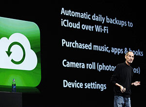 Steve Jobs apresenta o iCloud, serviço da Apple que usa computação em nuvem, durante evento em San Francisco