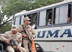 Torcedores do Santos são escoltados de ônibus após deixarem Palácio da Justiça, em San Lorenzo