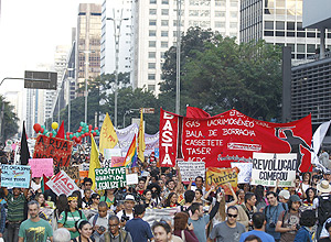 Manifestantes caminham pela avenida Paulista, na região central de São Paulo, durante a Marcha da Liberdade