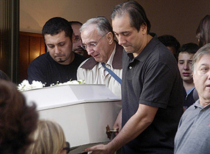 Bruno Gouveia, vocalista do Biquini Cavado, no enterro de seu filho Gabriel, 2, e da ex-mulher, Fernanda Kfuri, no Rio