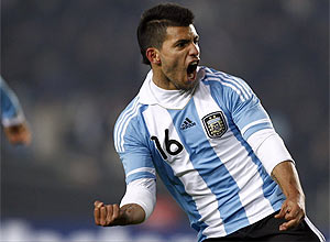 Agüero comemora gol contra os bolivianos