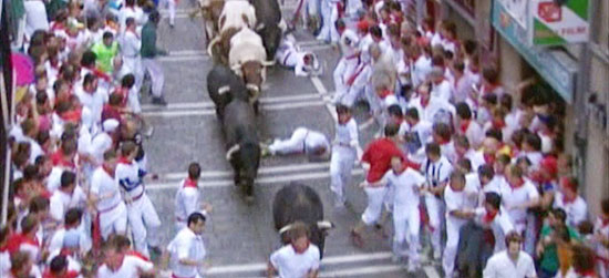 Grupo corre de touros pelas ruas de Pamplona na tradicional festa de So Firmino