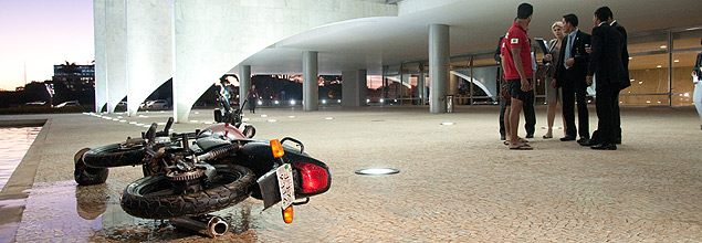 Homem tentou invadir Palácio do Planalto com motocicleta, mas foi impedido