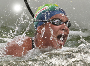 Nadadora brasileira Ana Marcela Cunha comemora após vencer a maratona aquática de 25 km no Mundial de Xangai