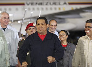 O presidente da Venezuela, Hugo Chavez, no aeroporto após desembarcar de Cuba