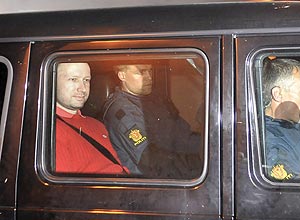 Anders Behring Breivik (esq.), suspeito de ser um 'lobo solitrio',  levado em comboio policial para a priso