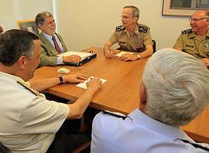 No ministro da Defesa, Celso Amorin (de gravata) durante reunião no Palácio do Planalto com os comandantes militares