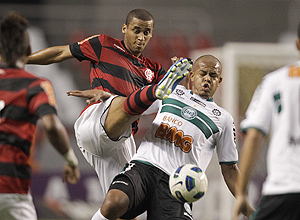 O volante Luiz Felipe, do Flamengo, em lance com o atacante Bill, do Coritiba 