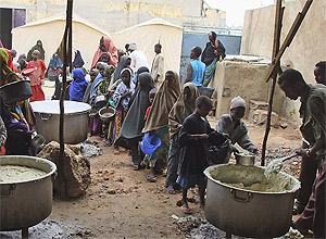 Crianças recebem alimentos em Mogadício, capital da Somália, que recebe refugiados famintos; veja galeria de fotos