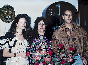 Filha de Gaddafi, Aisha, mulher do ex-ditador, Safiya Farkash, e Saif al Islam, em foto sem data achada na casa da famlia em Trpoli