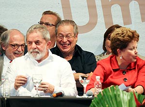 Ex-presidente Lula, José Dirceu e Dilma participam do Congresso do PT, em Brasília; ex-ministro foi homenageado