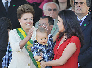 A presidente Dilma Rousseff acompanhada do neto, Gabriel, e da filha, Paula, durante o desfile de 7 de Setembro