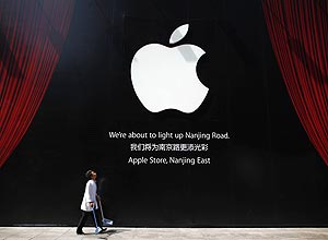 Trabalhador em frente ao logotipo da Apple; empresa teve o maior crescimento em valor de marca