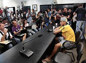 Repórteres se aglomeram para a entrevista de Neymar