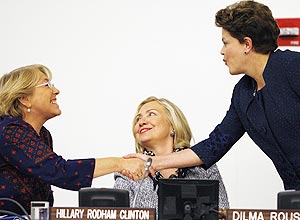 Sob olhares de Hillary, Dilma cumprimenta Bachelet em NY