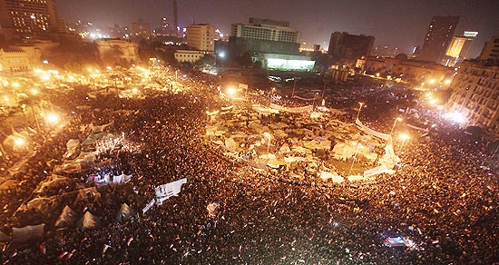 Manifestantes comemoram na praça Tahrir, no Cairo, a queda do ex-ditador egípcio Hosni Mubarak 