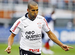 Jogador do Corinthians comemora gol contra o Bahia, pelo Brasileiro; time paulista voltou a vencer após três partidas
