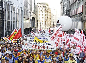 Bancários e funcionários dos Correios, que estão em greve para reivindicar melhores salários, fazem passeata em São Paulo