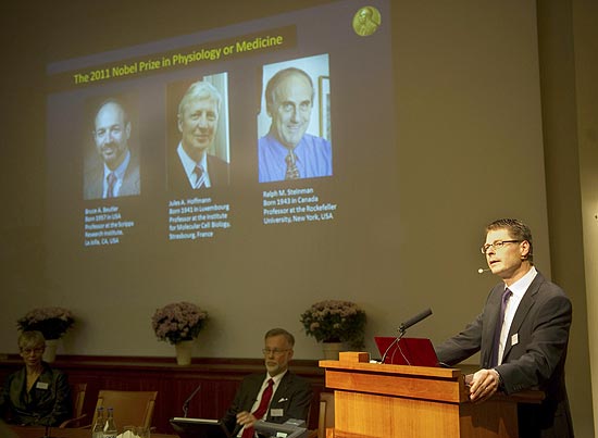 Trio de vencedores do Prêmio Nobel de Medicina de 2011 são anunciados em Estocolmo