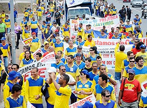 Funcionários dos Correios em greve fazem marcha em Brasília; paralisação será analisada pelo TST nesta terça-feira