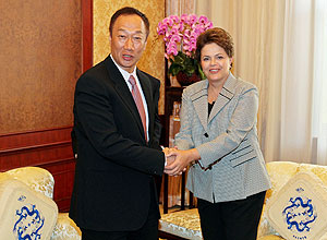 O presidente da Foxconn, Terry Gou, e a presidente Dilma durante encontro em Pequim