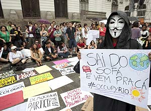 Jovens participam de manifestação na Calandária, no Rio, do movimento iniciado após a ocupacao de Wall Street, em Nova York