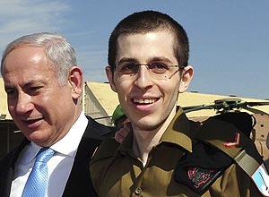 Gilad Shalit (dir.), ao lado do premi de Israel durante cerimnia de boas vindas aps libertao