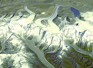 A Nasa e o governo japonês divulgaram mapa topográfico da Terra em 3D; imagem da cordilheira do Himalaia, no Butão