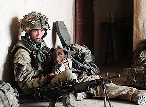 Atirador com cão no Afeganistão