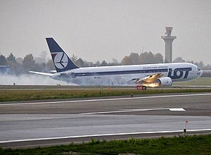 Um Boeing 767 que vinha dos EUA com 230 pessoas a bordo faz pouso de emergência em aeroporto na Polônia; veja mais fotos