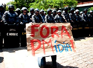 Após desocupação da reitoria, estudante da USP protesta contra presença da polícia e da mídia; clique e veja mais imagens