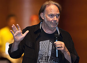 Neil Young durante o festival SWU, em Paulínia (SP); cantor trabalha em dispositivo de música digital de alta qualidade