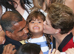 A presidente Dilma Rousseff beija a filha de Romário, Ivy, em lançamento de plano nacional para pessoas com deficiência