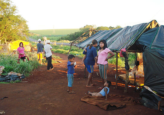 Acampamento de ndios guaranis s margens de uma rodovia na regio de Amaba (MS)