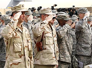 Soldados americanos baixam bandeira<br> em Bagd, pondo fim  guerra no Iraque
