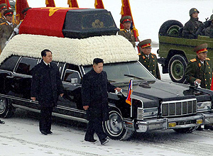 Filho do ditador Kim Jong-il, Kim Jong Sun, acompanha o transporte do caixo do pai no Lincoln Continental adapatado 