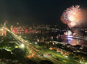 Fogos de artifício explodem no céu de Sydney, Austrália, no início das celebrações do Ano-Novo na Opera House