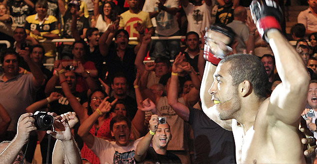 José Aldo comemora vitória no UFC no Rio