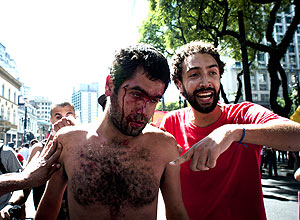 Homem fica ferido durante confronto entre policiais e manifestantes no centro de <BR>São Paulo; clique para ver outras imagens