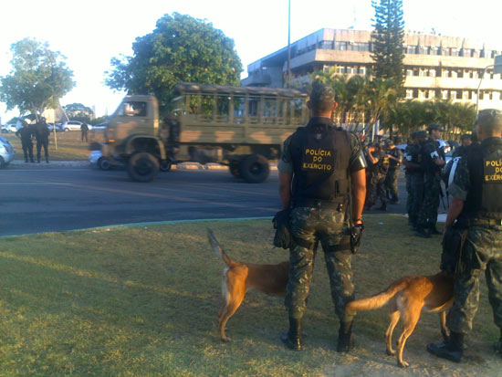 Soldado do exrcito cerca a Assembleia Legislativa da Bahia.