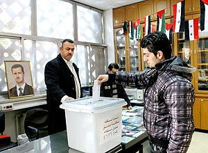 Sírio vota em zona eleitoral na capital Damasco; oposição convocou boicote a referendo