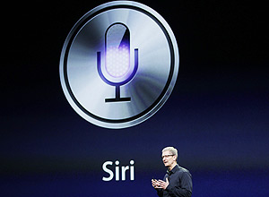 Tim Cook, executivo-chefe da Apple, fala sobre a assistente de voz Siri em evento da empresa em março de 2012