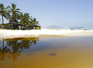 GUARUJA, SP, BRASIL, 01.03.2012. Acumulo de agua pluvial na areia da praia da Enseada, em Guaruja, litoral sul de Sao Paulo, onde maior parte do verao teve o aviso de algumas praias improprias para banho. (Foto: Moacyr Lopes Junior/Folhapress, COTIDIANO). ***EXCLUSIVO***