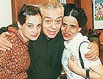 Denise Fraga (à esq.), Chico Anysio (centro) e Cristina Pereira durante gravação do programa humorístico "O Belo e as Feras" (10.fev.99/Divulgação)