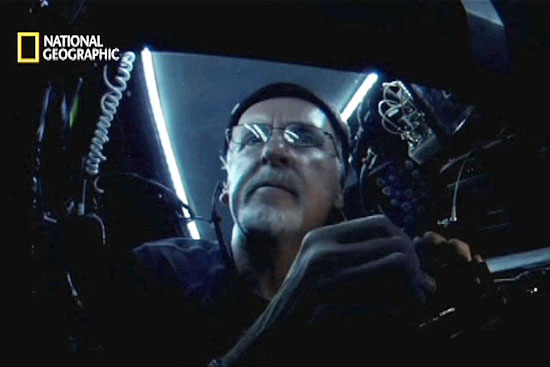 O cineasta James Cameron no submarino Deepsea Challenger