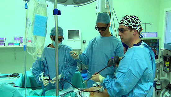 Cirurgiões britânicos usam óculos 3D em uma cirurgia laparoscópica 